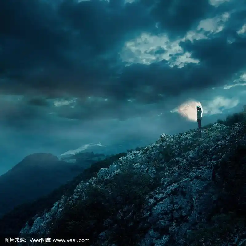 一个孤独的年轻女子站在悬崖顶上