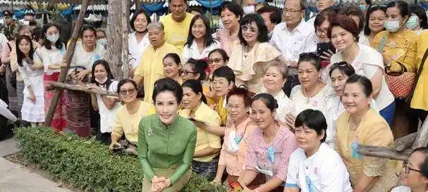 拉玛十世是明星国王,苏提达王后和诗尼娜贵妃沾光成为偶像派明星_观众