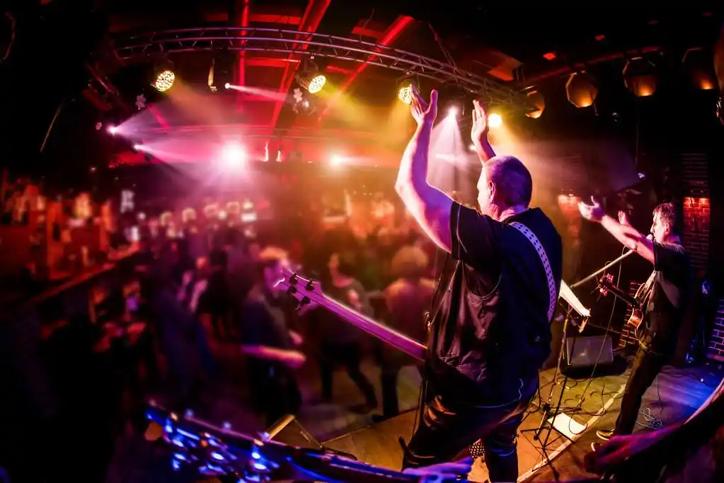 乐队在舞台上执行,乐队在舞台上表演,摇滚音乐音乐会