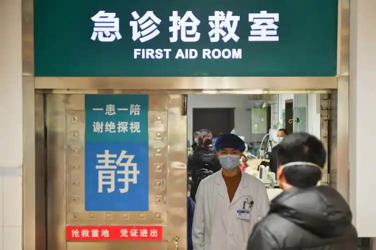 90后男护士朱浩华急救室里守护团圆