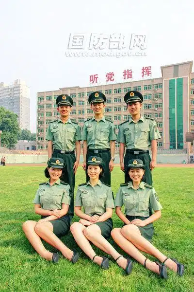 组图军校生毕业照女生坐一排秀美腿