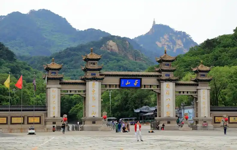 千山素有"东北明珠"之称,位于辽宁省鞍山市东南17公里,古称千华山,千