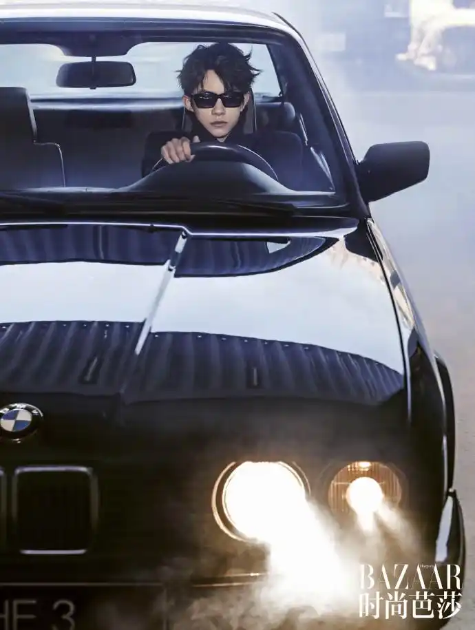易烊千玺变身神秘侦探 戴墨镜开车身披斗篷帅气有型