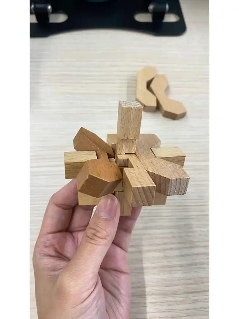 「鲁班锁」解锁鲁班锁之梅花锁 好久没玩鲁班锁了,这个梅花锁个人觉得