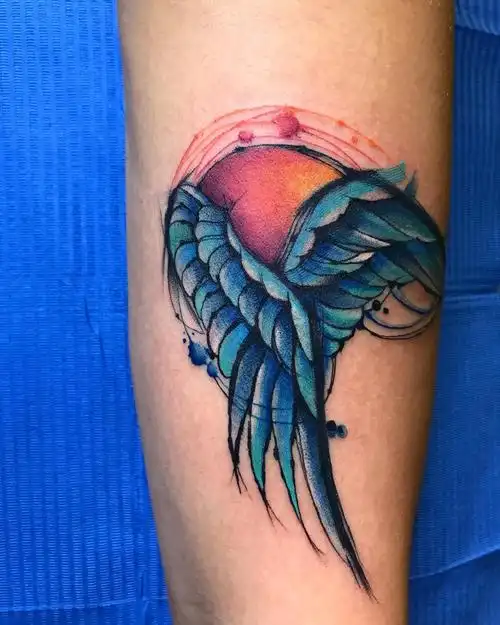 小臂彩色翅膀纹身图案