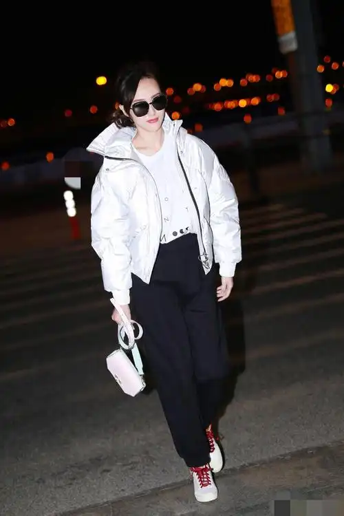 唐嫣机场造型又美翻天了网友棉服搭配就只服唐嫣