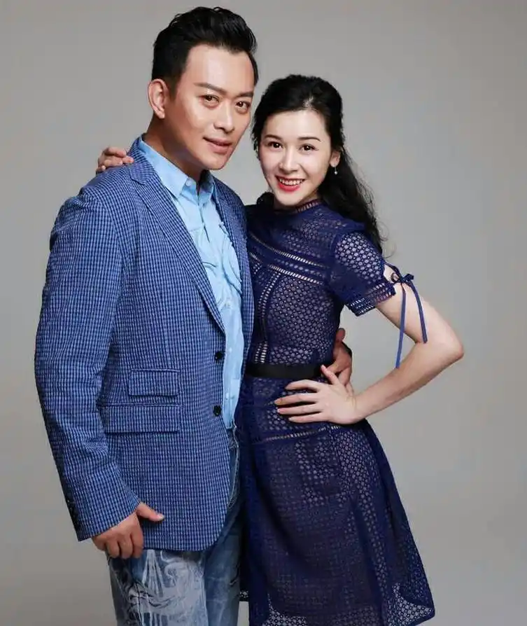 与丁克妻子离婚后,黄海冰再娶小12岁娇妻,今50岁把俩孩子宠上天