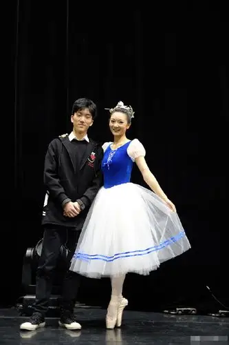 张艺谋妻子陈婷与女儿同台演出 合照似姐妹花