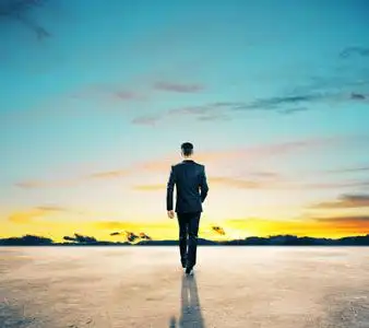 美丽的天空在背景中.成功的概念背着背包的女人仰望的背影.