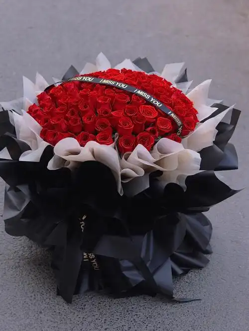 99朵红玫瑰花束网红款熊抱花束