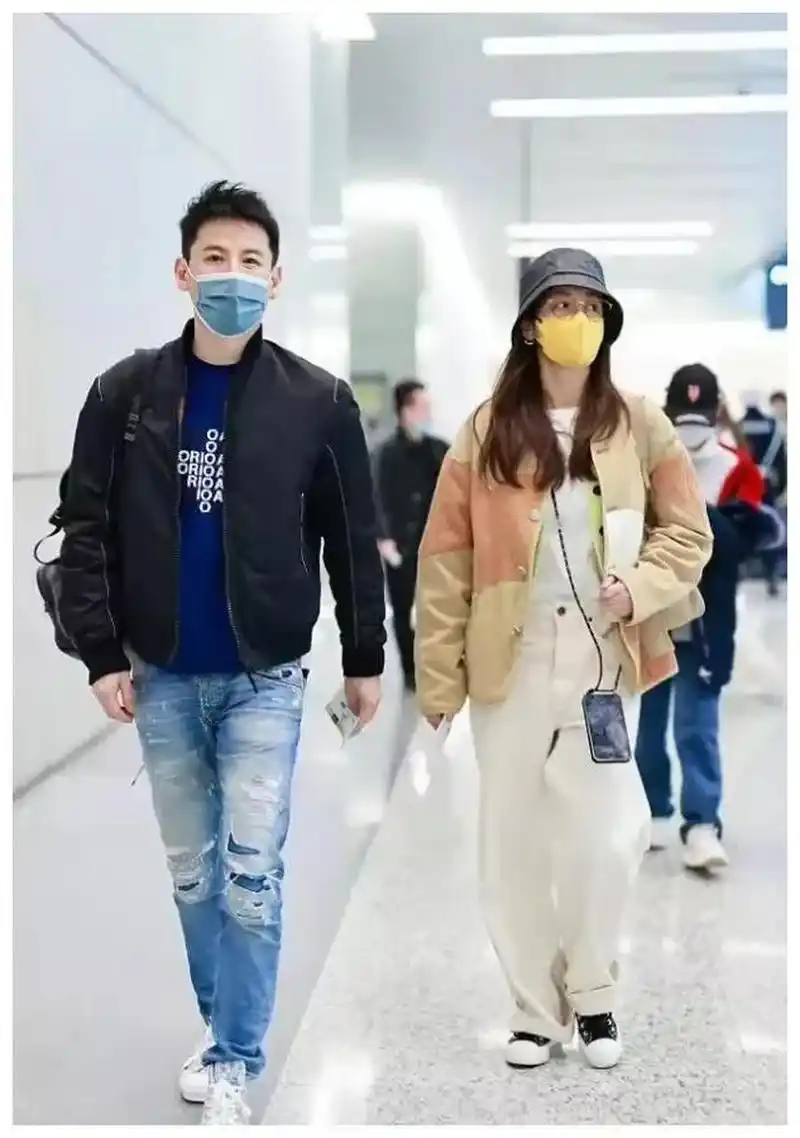 吕一和老公亮相机场,搭配拼接外套走休闲风,钱泳辰的发型挺时髦
