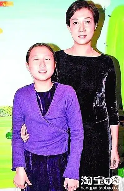 吴绮莉携"小龙女"换身份证 父亲栏继续空白