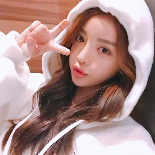 白色卫衣软妹剪刀手头像