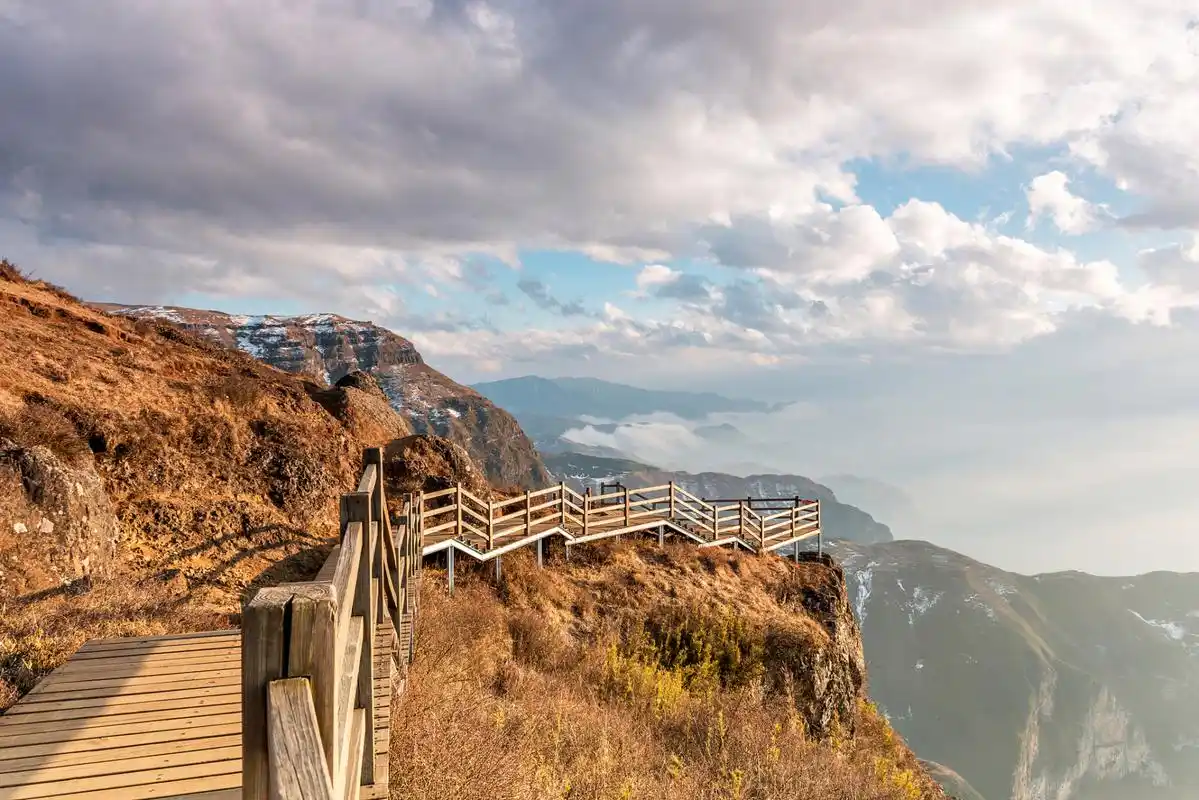 大风堡景区位于重庆市石柱土家族自治县,交通方式包括飞机,高铁和自驾