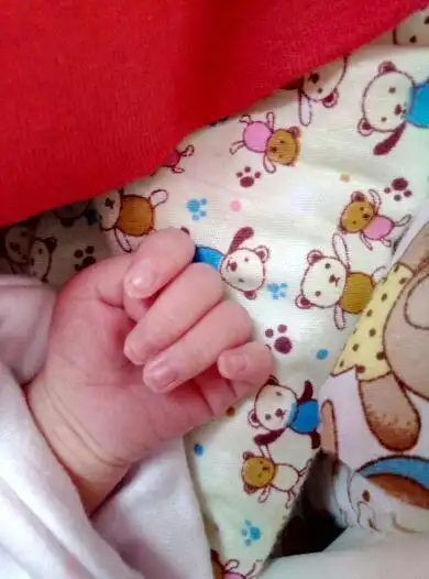 我家宝宝现在28天大拇指一直是内扣 很难能掰的开 正常嘛?