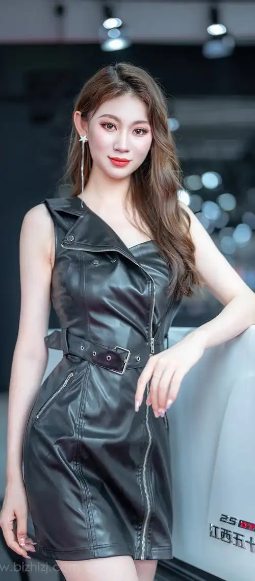 最近抖音很火的性感美女车模图片