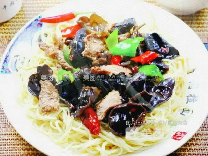 木耳炒肉盖浇面图片
