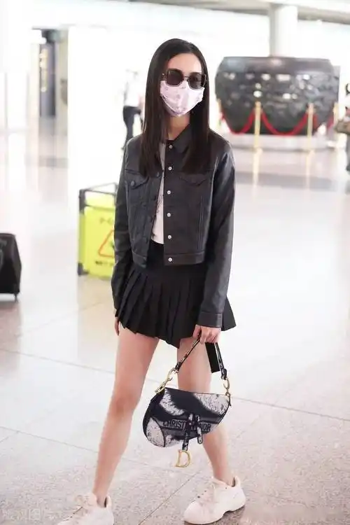 街拍:陈都灵百褶短裙 包袋甜酷十足_机场_北京_dior