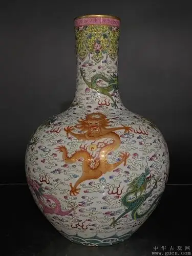 乾隆官窑粉彩九龙戏珠天球瓶高385公分直径26公分