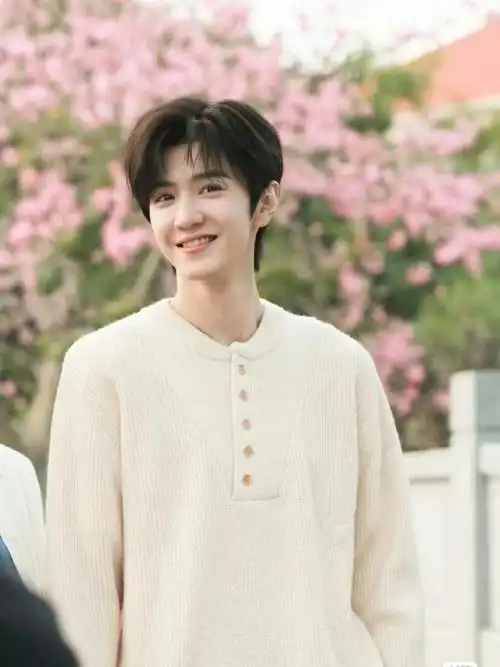 内娱初恋脸明星#从小说里走出来的校园初恋脸男主@陈哲远-干净清爽