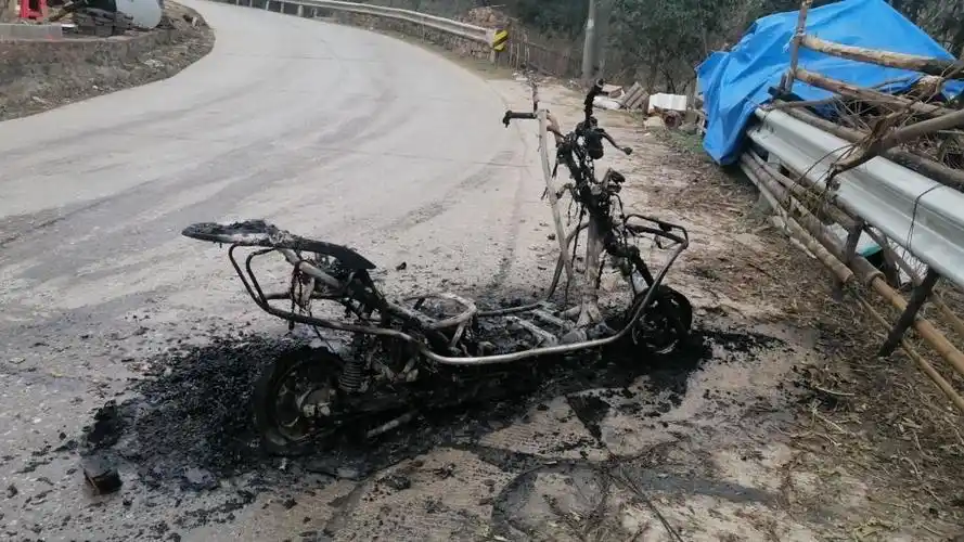 315维权|雅迪电动车行驶过程中突发自燃,售后称非质量问题