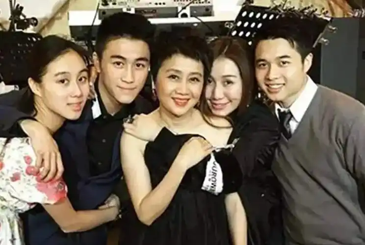 百亿阔太梁安琪亮相,戴两千围巾站c位,为赌王生下5子终生未婚