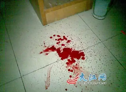 寝室地板上残留的血迹网友供图