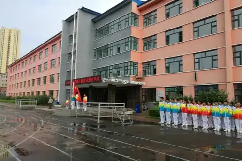 阿城四中举行新学期升旗仪式