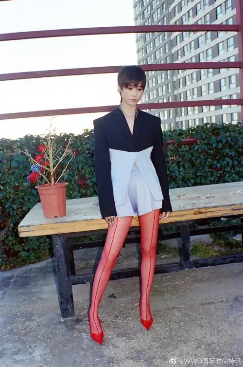 wwd star#【#李宇春演唱会造型#由 gucci,alexander mcqueen,mugler