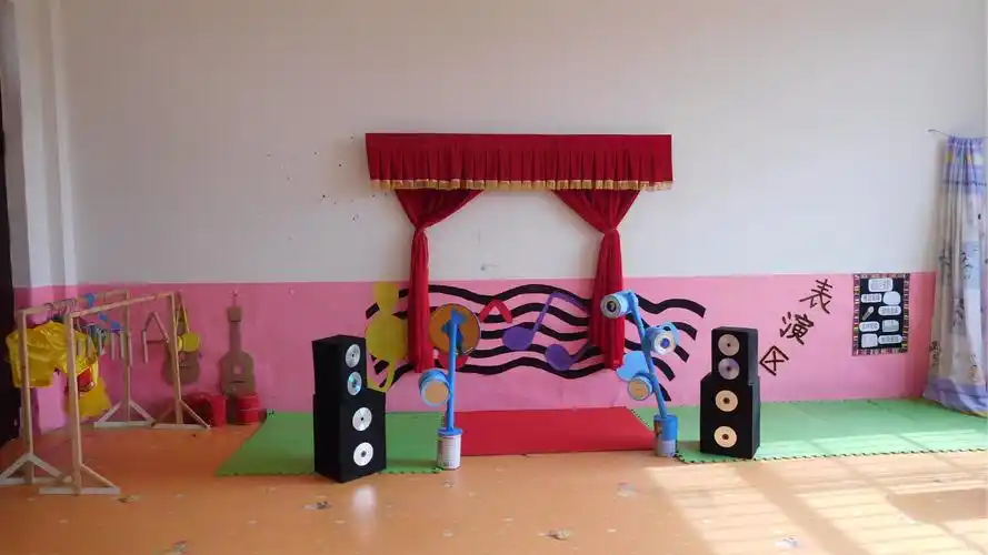 区域角里的表演区