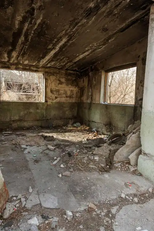 旧工厂的废墟. 垃圾生锈的金属是破碎的设备厂.