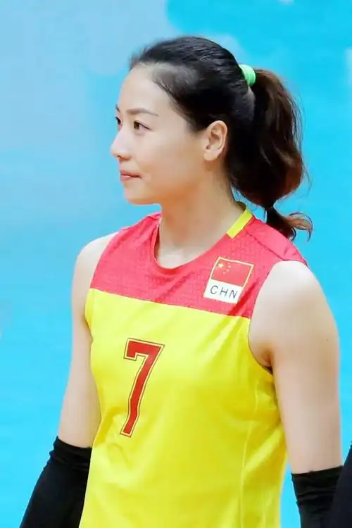 魏秋月1988年出生于天津,父亲魏伟与母亲段慧琴营家装公司,家境优越