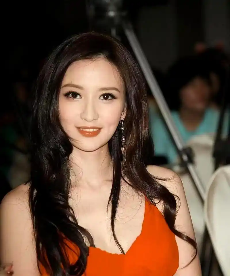 张萌曾经容貌姣好,身材亦十分完美,为何要进行整容呢?