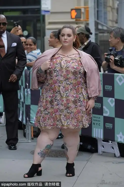 组图:大号模特泰斯·霍丽迪出街 与男友热吻秀恩爱