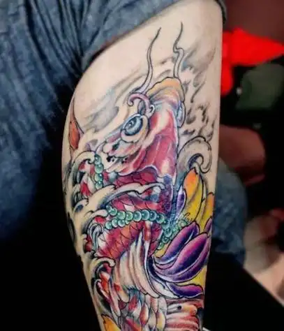 风格改变的腿部七彩鲤鱼纹身图案