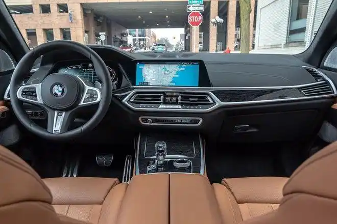 宝马x7内饰传动系统部分,与发动机匹配的是8速手自一体变速箱,并标配x