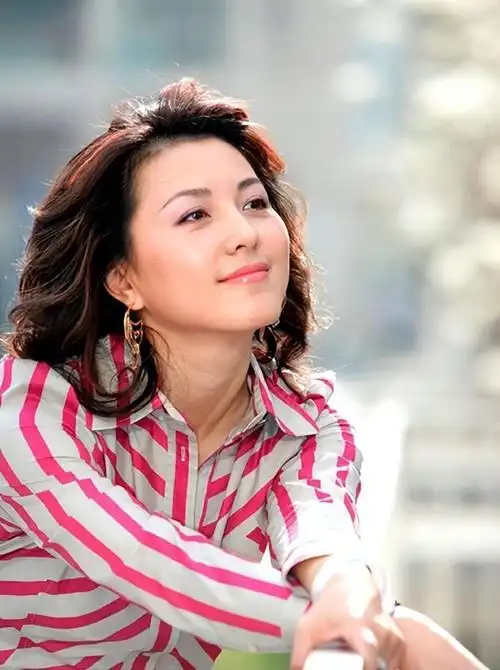 回顾主持人梦桐与富商结婚19年零绯闻今47岁风韵犹存