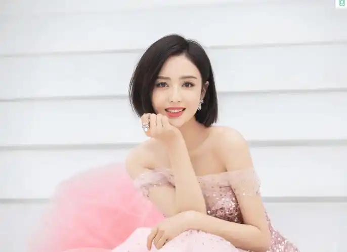 佟丽娅游玩被偶遇网友评价她身材矮小干瘪皮肤黝黑毫无灵气