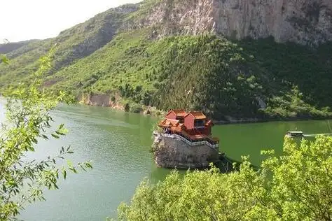 九女仙湖风景区位于阳城县太行山沁河峡谷中,东距晋城市30公里,西距