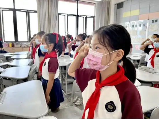 行远小学的孩子们重温入队誓词. 学校供图