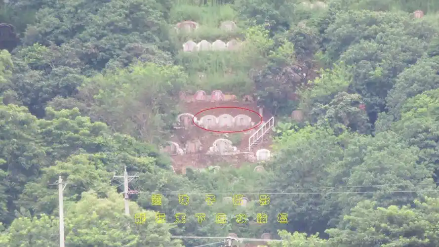 麻麻,一坟挨一坟,星面难免有所改变,但至李氏墓,左右仍隐隐可见起肩角