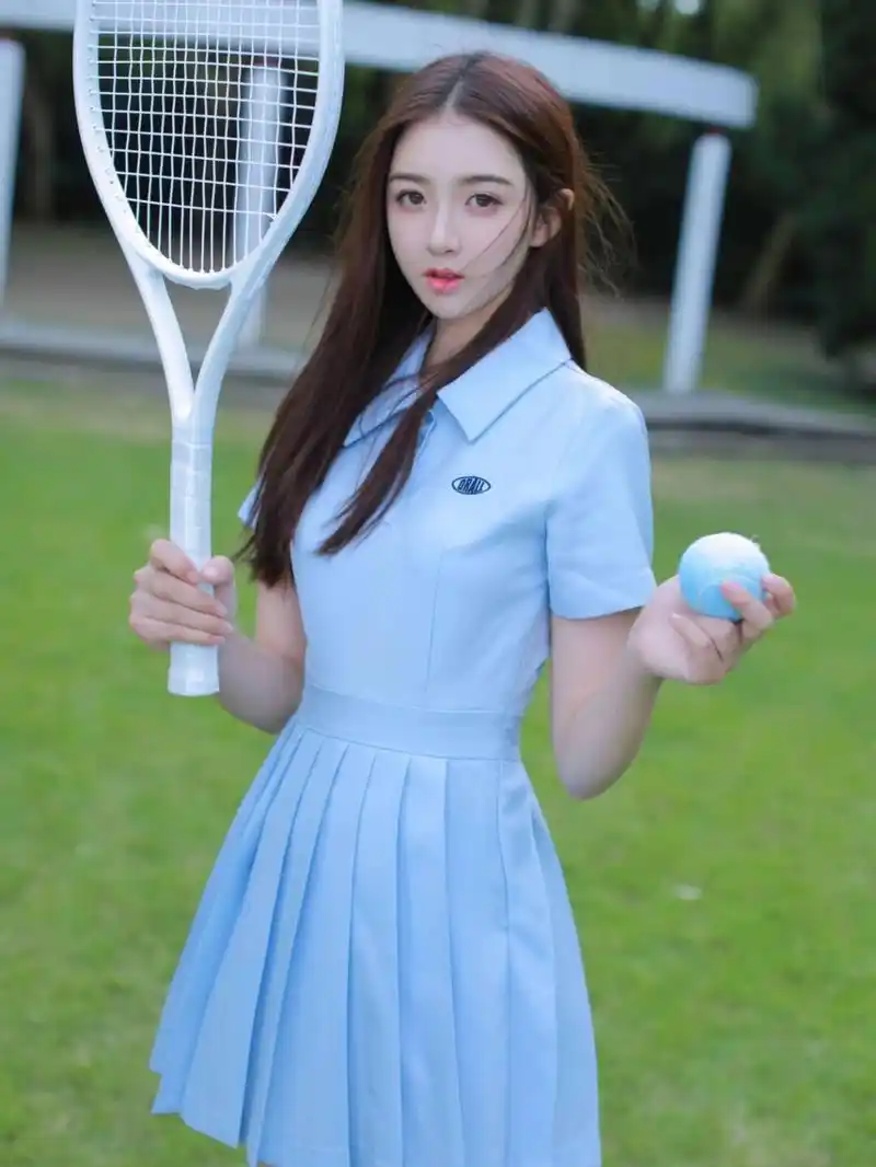穿淡蓝色连衣裙的运动女孩,青春气息十足,清纯又有活力