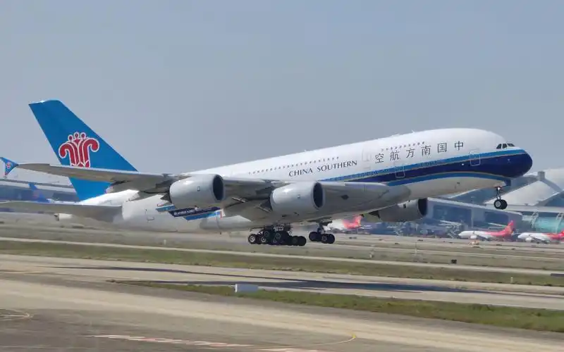 『8k 24fps』最后的南航a380在广州白云国际机场滑行 cz5004