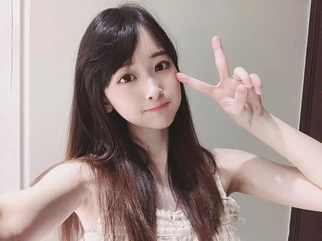 电竞美女主播薇薇的清新自拍照,甜美可爱惹人迷