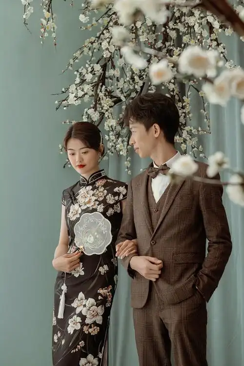 兄弟们,我拍了套民国风旗袍婚纱照