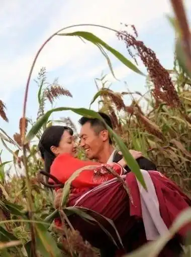 演员朱亚文:娶大1岁沈佳妮,当2个女儿的爸爸也幸福