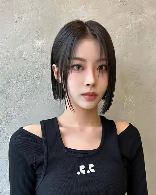 越简单越时尚,一刀切直发波波头,你的发型新选择