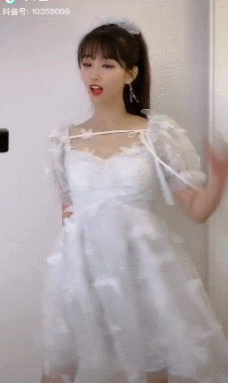 抖音爆红的蓝衣女神靠抖动舞视频圈粉百万看完瞬间不淡定了