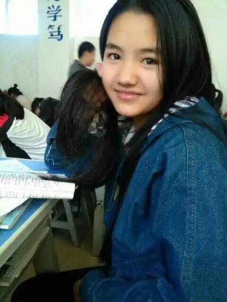 曾参加《变形计》的李勒优,6年前被城市家庭收养,如今宠成公主