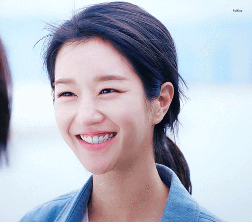 韩剧史上又多一"魔女"!金秀贤新剧女主火了,种草耳环包包墨镜